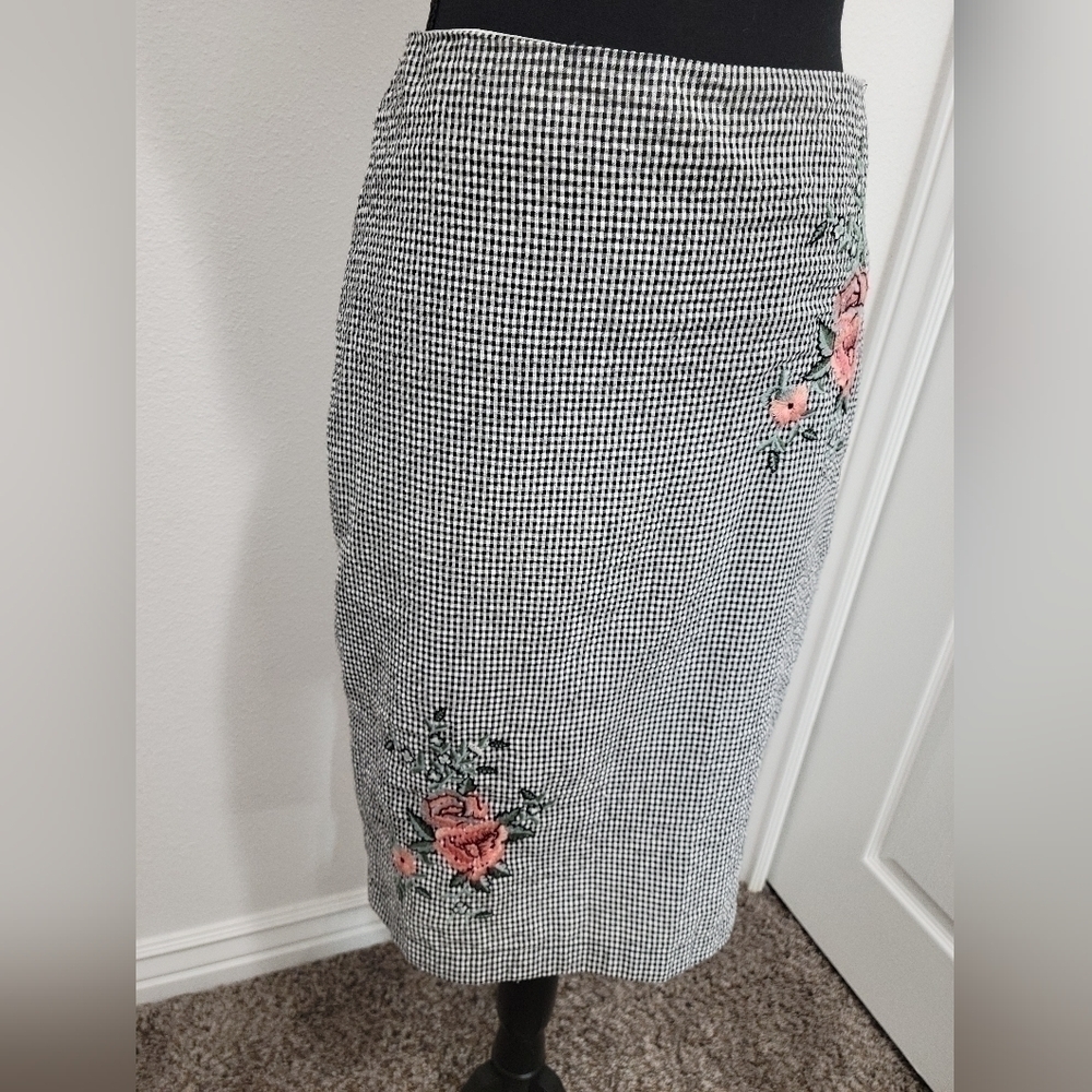 DownEast Black and White Checkered Midi Pencil Skirt with Floral Details  - Picture 6 of 12